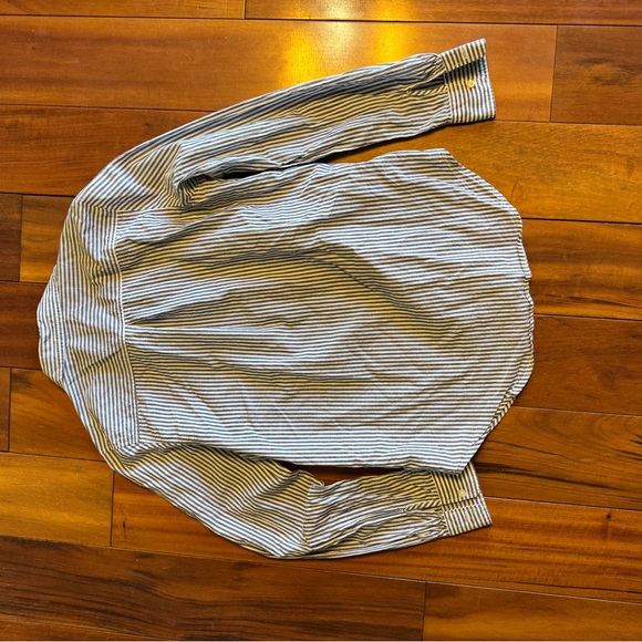 Old Navy XS Casual Women’s Button Down Shirts with Soft Fabric and Relaxed Fit - Picture 6 of 7